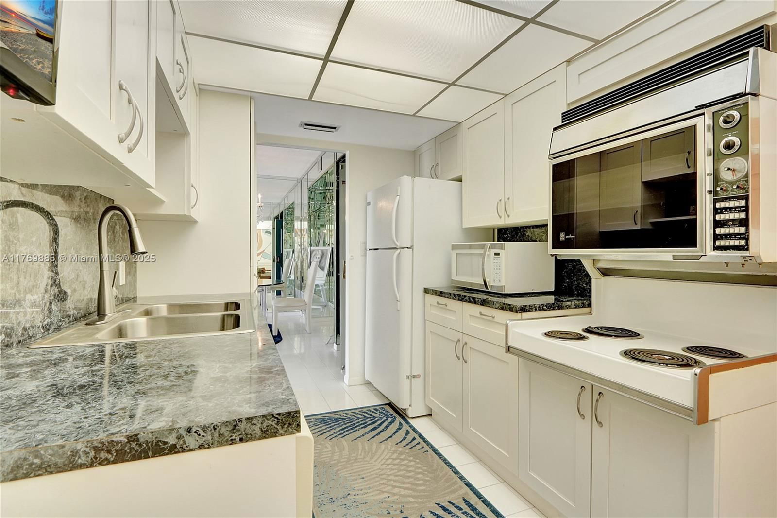 Real estate property located at 4330 Hillcrest Dr #807, Broward, Hillcrest East No 23 Cond, Hollywood, FL