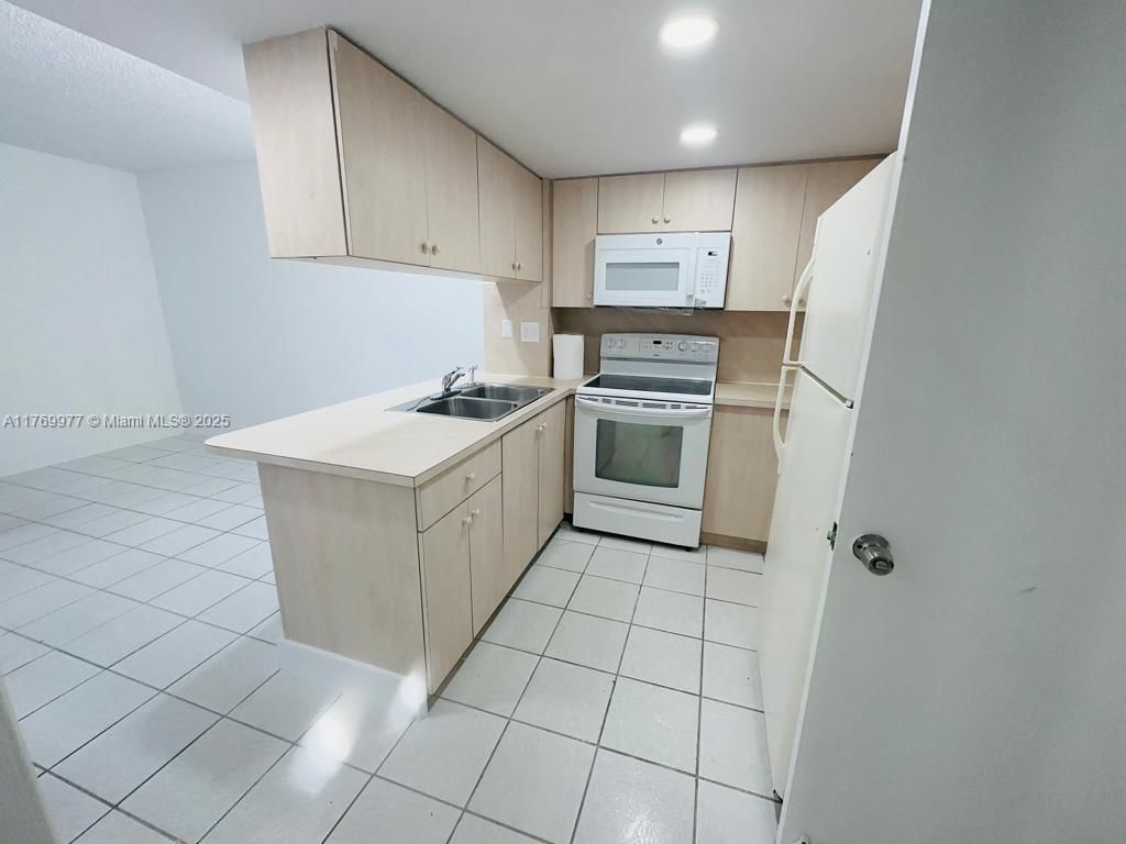 Real estate property located at 2150 60th St #11101, Miami-dade, Hialeah Club Villas Condo, Hialeah, FL