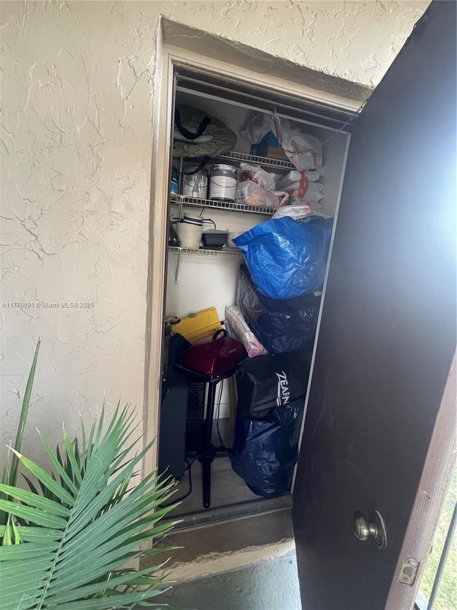Real estate property located at 370 Racquet Club rd #206, Broward, Gardens At Bonaventure 11, Weston, FL