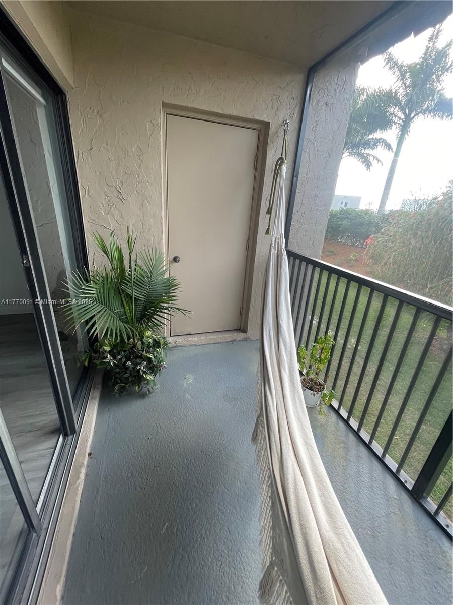 Real estate property located at 370 Racquet Club rd #206, Broward, Gardens At Bonaventure 11, Weston, FL