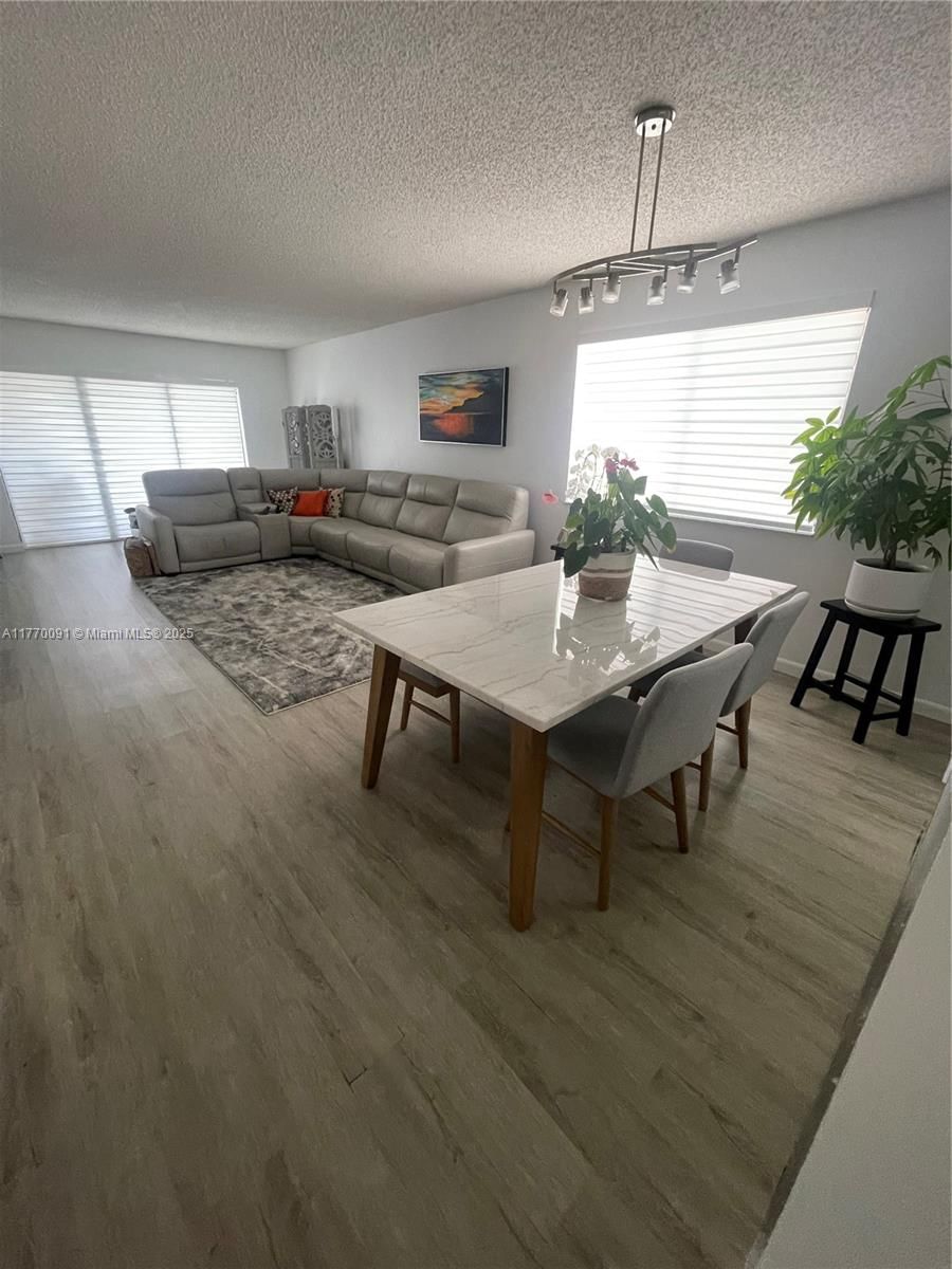Real estate property located at 370 Racquet Club rd #206, Broward, Gardens At Bonaventure 11, Weston, FL
