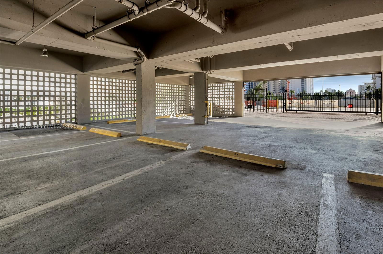 Real estate property located at 2600 Collins Ave #204, Miami-dade, Lake Beach Club Condo, Miami Beach, FL