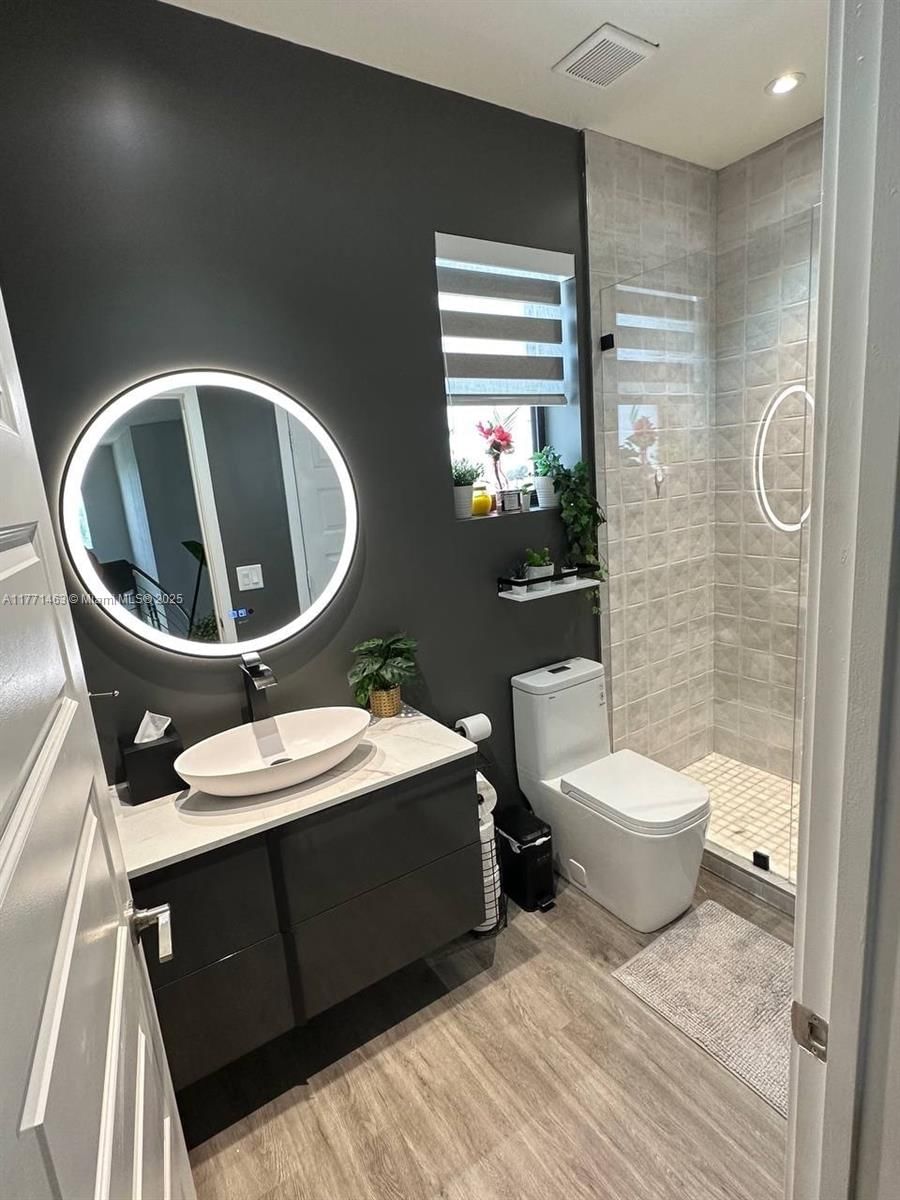 Real estate property located at 8868 161st Ter, Miami-dade, Dunnwoody Lake, Miami Lakes, FL