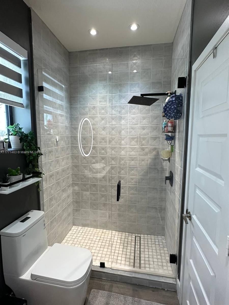 Real estate property located at 8868 161st Ter, Miami-dade, Dunnwoody Lake, Miami Lakes, FL