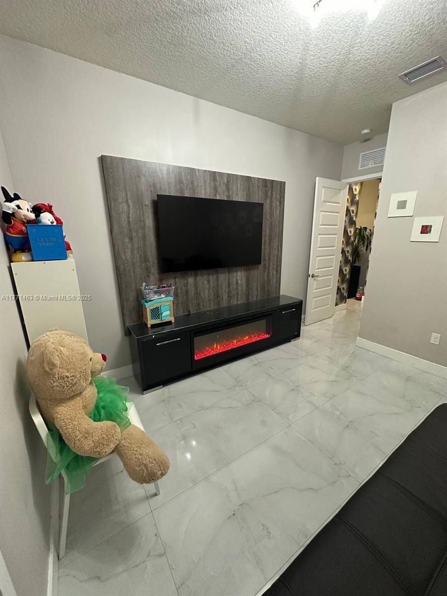 Real estate property located at 8868 161st Ter, Miami-dade, Dunnwoody Lake, Miami Lakes, FL