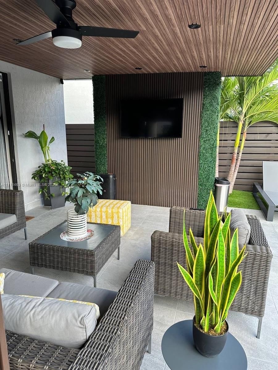 Real estate property located at 8868 161st Ter, Miami-dade, Dunnwoody Lake, Miami Lakes, FL