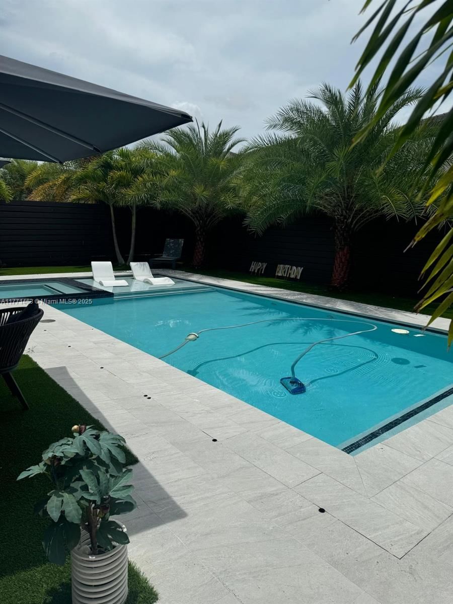 Real estate property located at 8868 161st Ter, Miami-dade, Dunnwoody Lake, Miami Lakes, FL