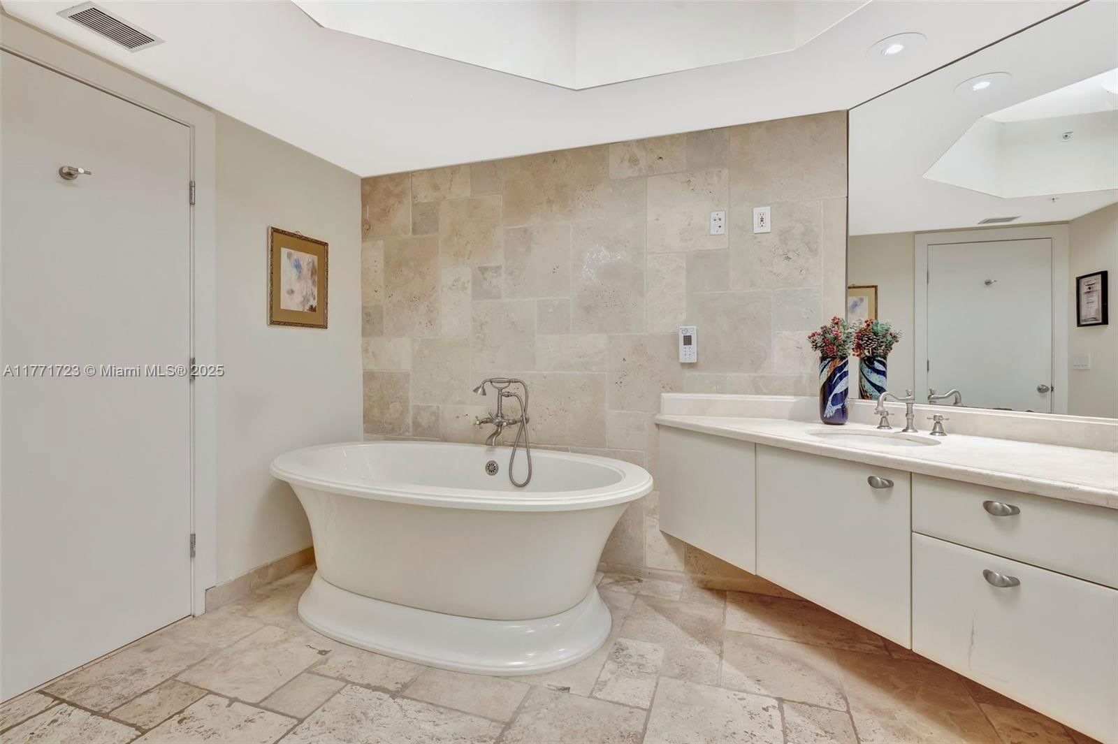 Real estate property located at 333 Las Olas Way #1007, Broward, Las Olas River House Cond, Fort Lauderdale, FL