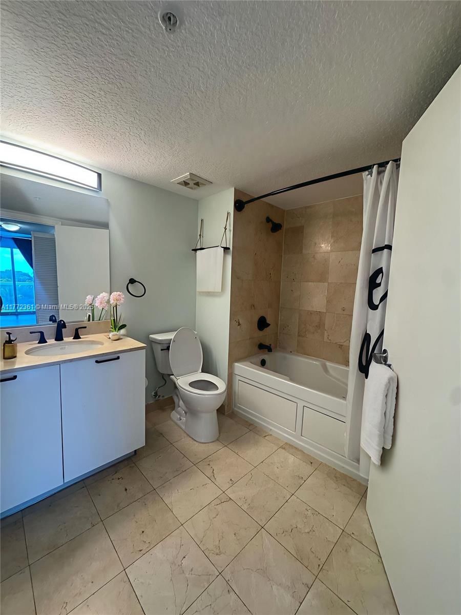 Real estate property located at 1800 Bayshore Dr #1404, Miami-dade, 1800 Club Condo, Miami, FL