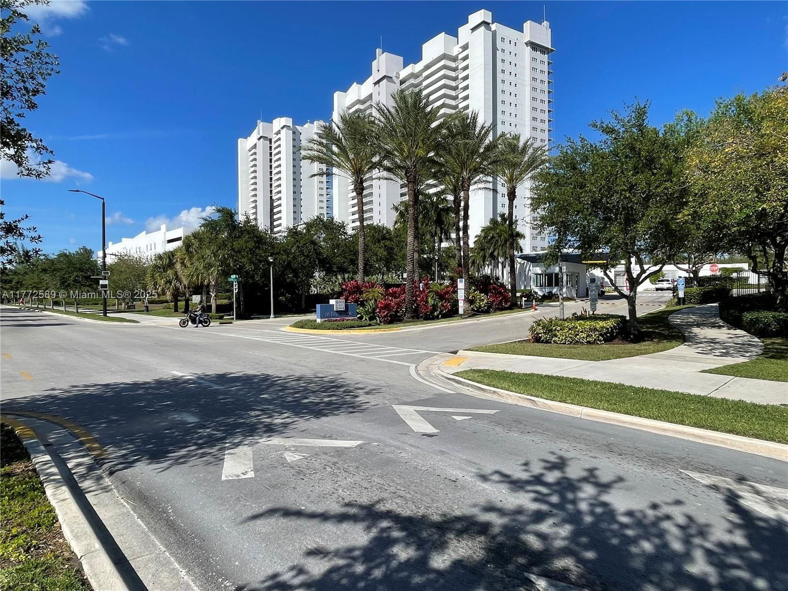 Real estate property located at 14951 Royal Oaks Ln #808, Miami-dade, The Oaks I Condo, North Miami, FL