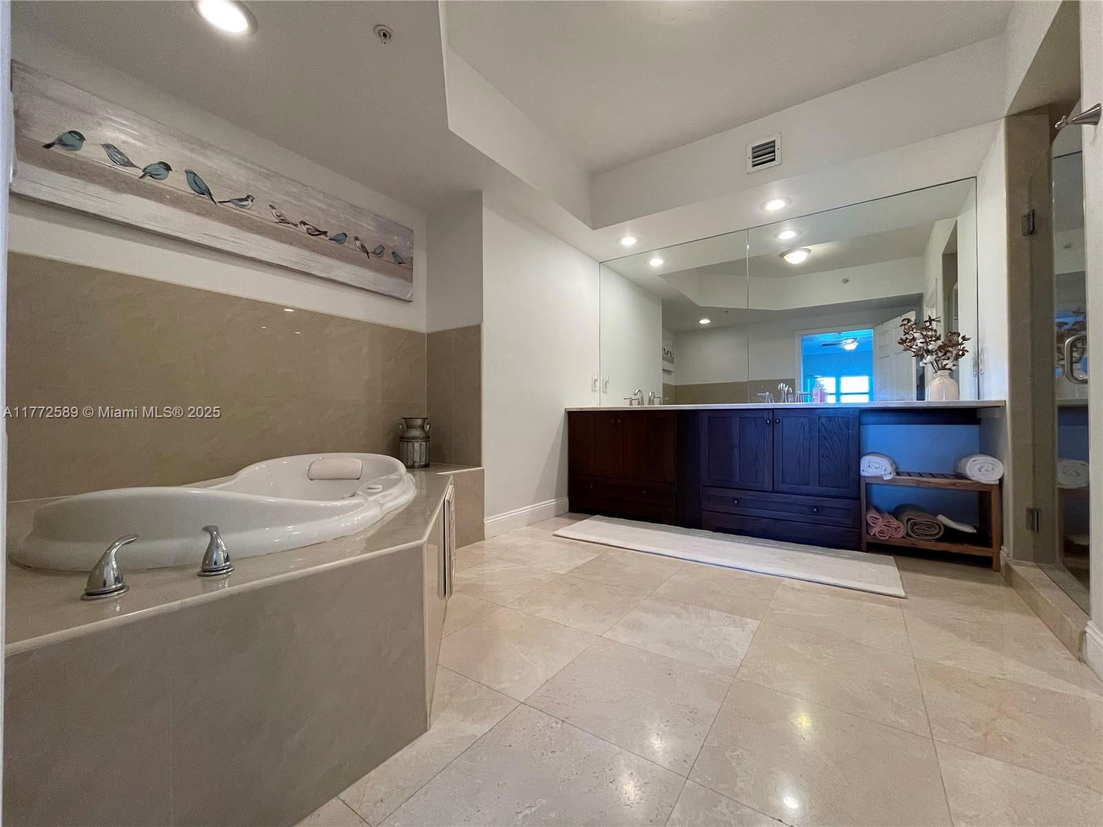 Real estate property located at 14951 Royal Oaks Ln #808, Miami-dade, The Oaks I Condo, North Miami, FL