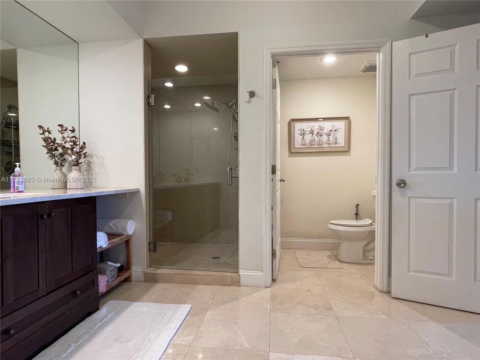 Real estate property located at 14951 Royal Oaks Ln #808, Miami-dade, The Oaks I Condo, North Miami, FL