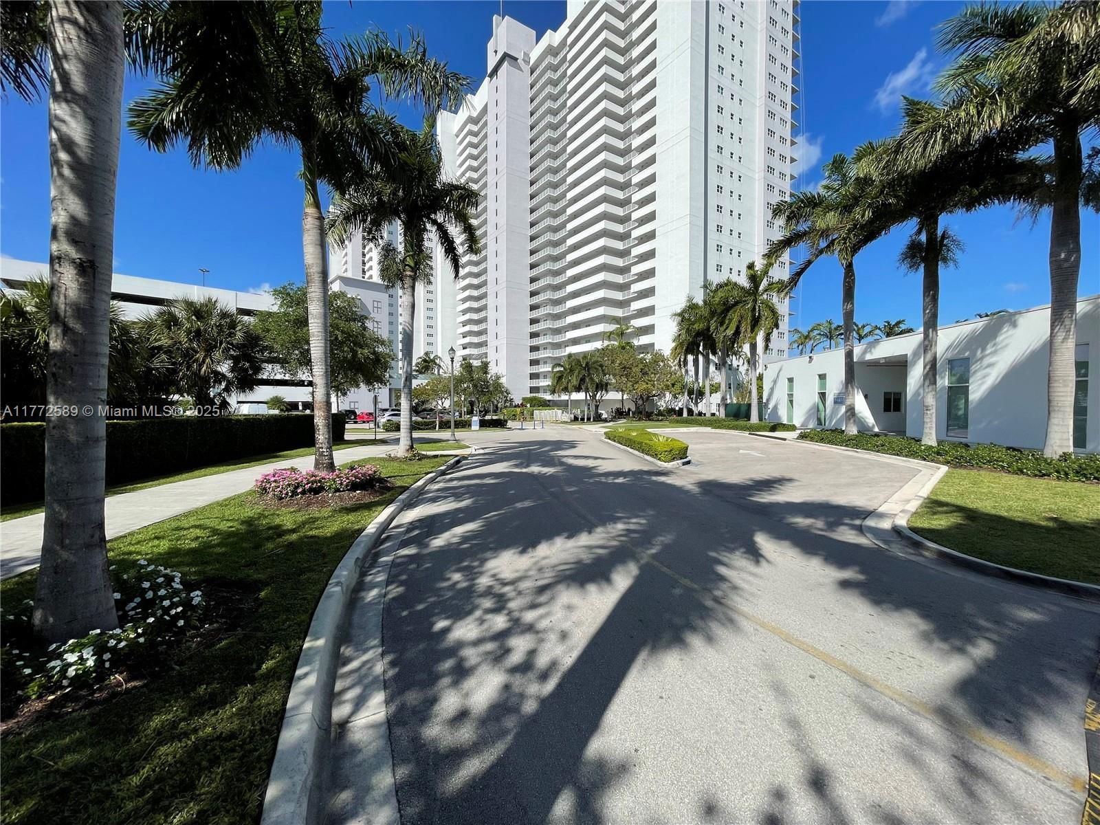 Real estate property located at 14951 Royal Oaks Ln #808, Miami-dade, The Oaks I Condo, North Miami, FL