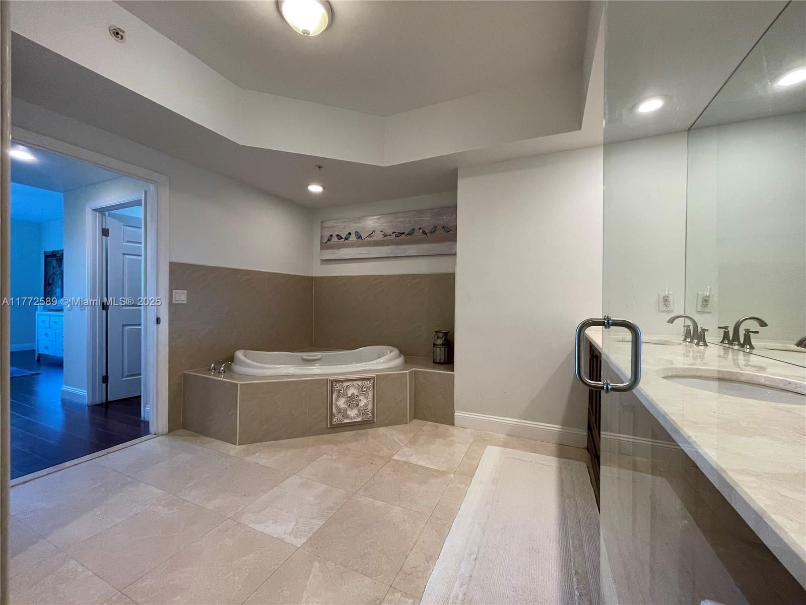 Real estate property located at 14951 Royal Oaks Ln #808, Miami-dade, The Oaks I Condo, North Miami, FL