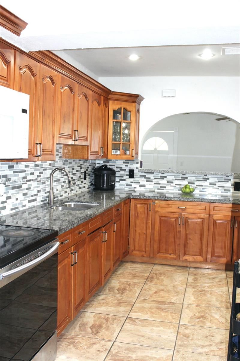 Real estate property located at 685 9th Ave, Miami-dade, Rose Sub, Hialeah, FL