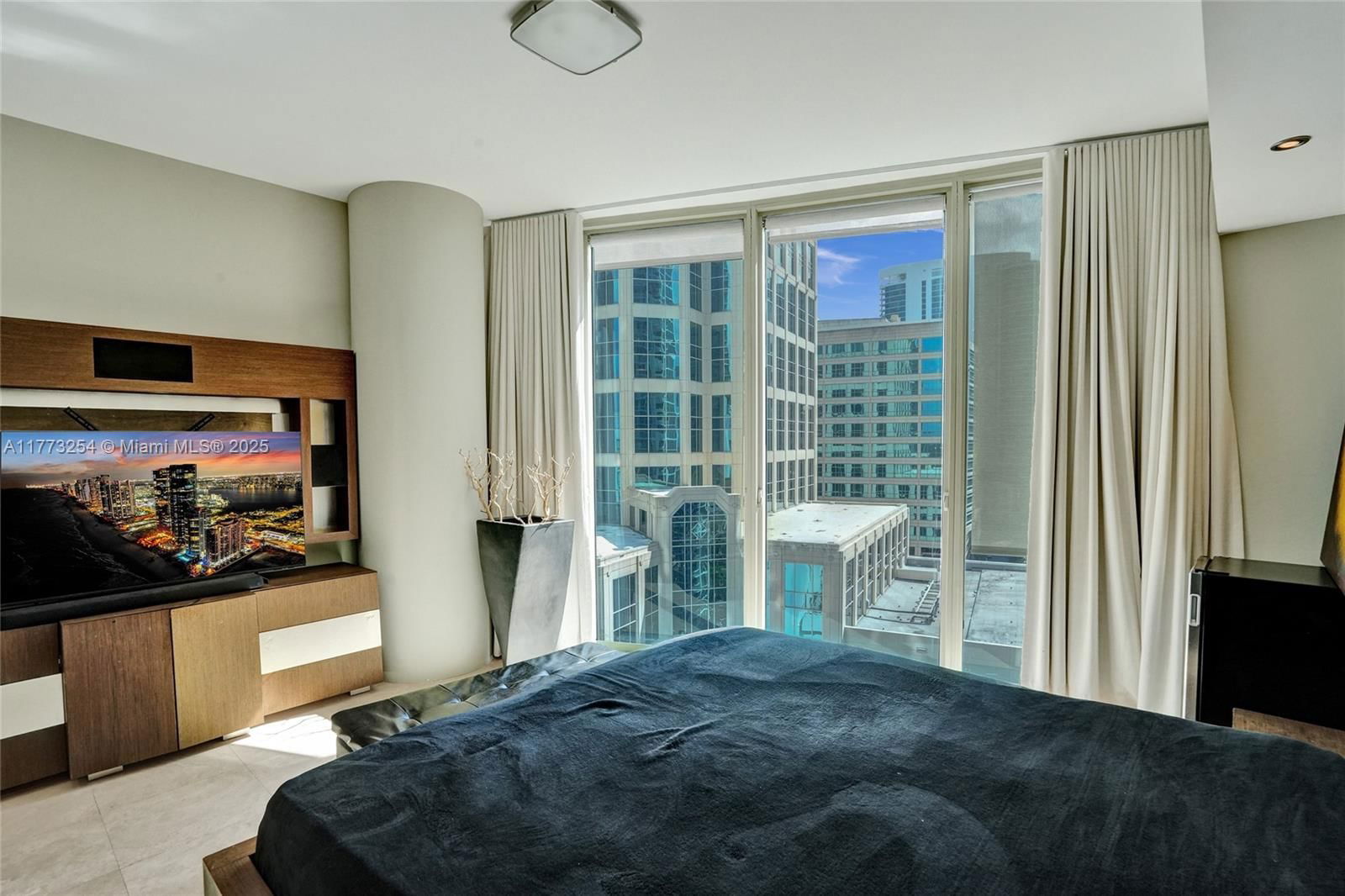 Real estate property located at 333 Las Olas Way #1608, Broward, Las Olas River House Cond, Fort Lauderdale, FL