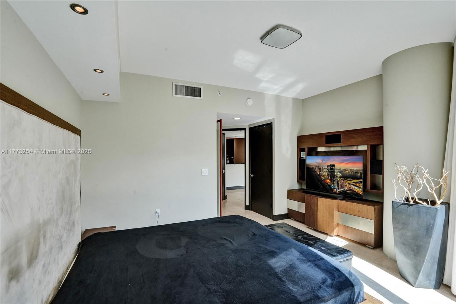 Real estate property located at 333 Las Olas Way #1608, Broward, Las Olas River House Cond, Fort Lauderdale, FL