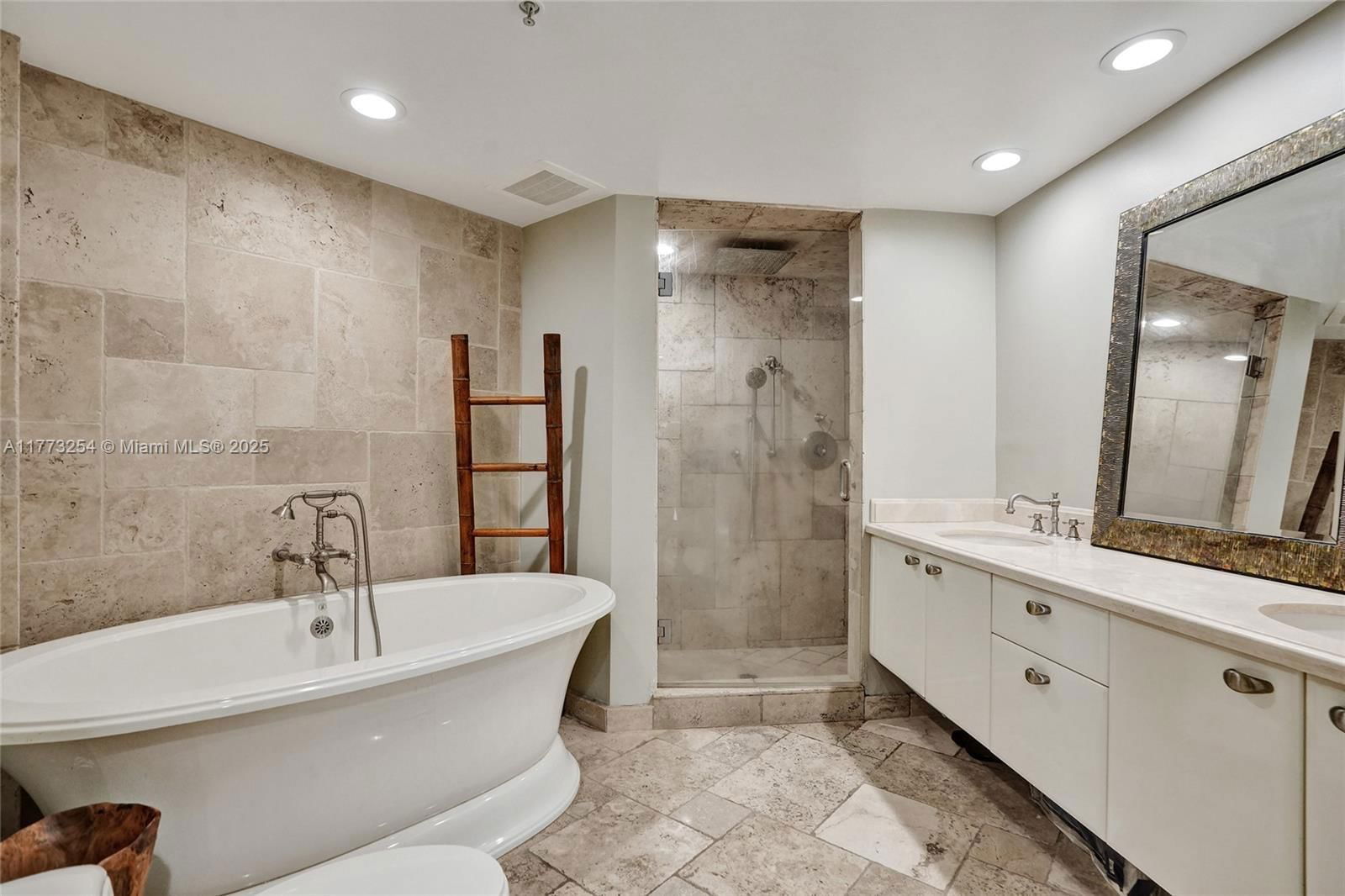 Real estate property located at 333 Las Olas Way #1608, Broward, Las Olas River House Cond, Fort Lauderdale, FL