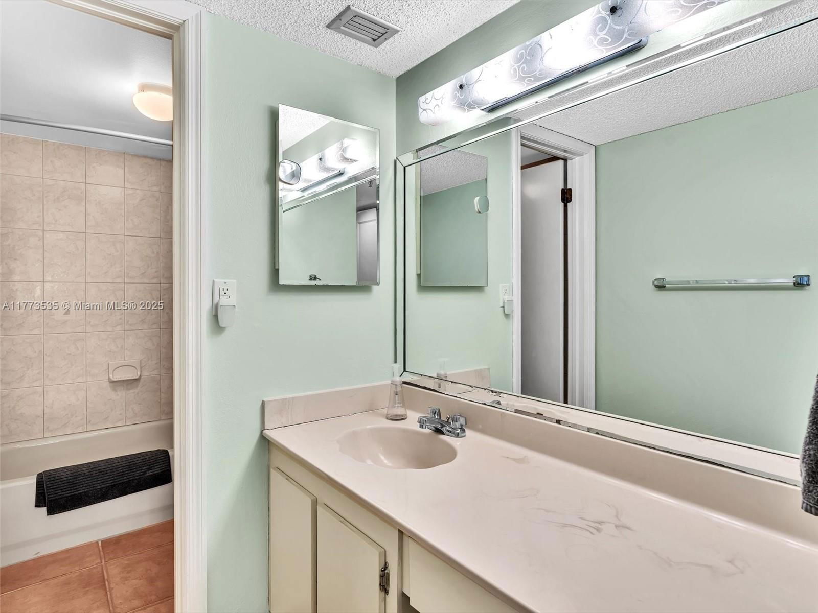 Real estate property located at 2625 Collins Ave #909, Miami-dade, Oceanfront Plaza Condo, Miami Beach, FL