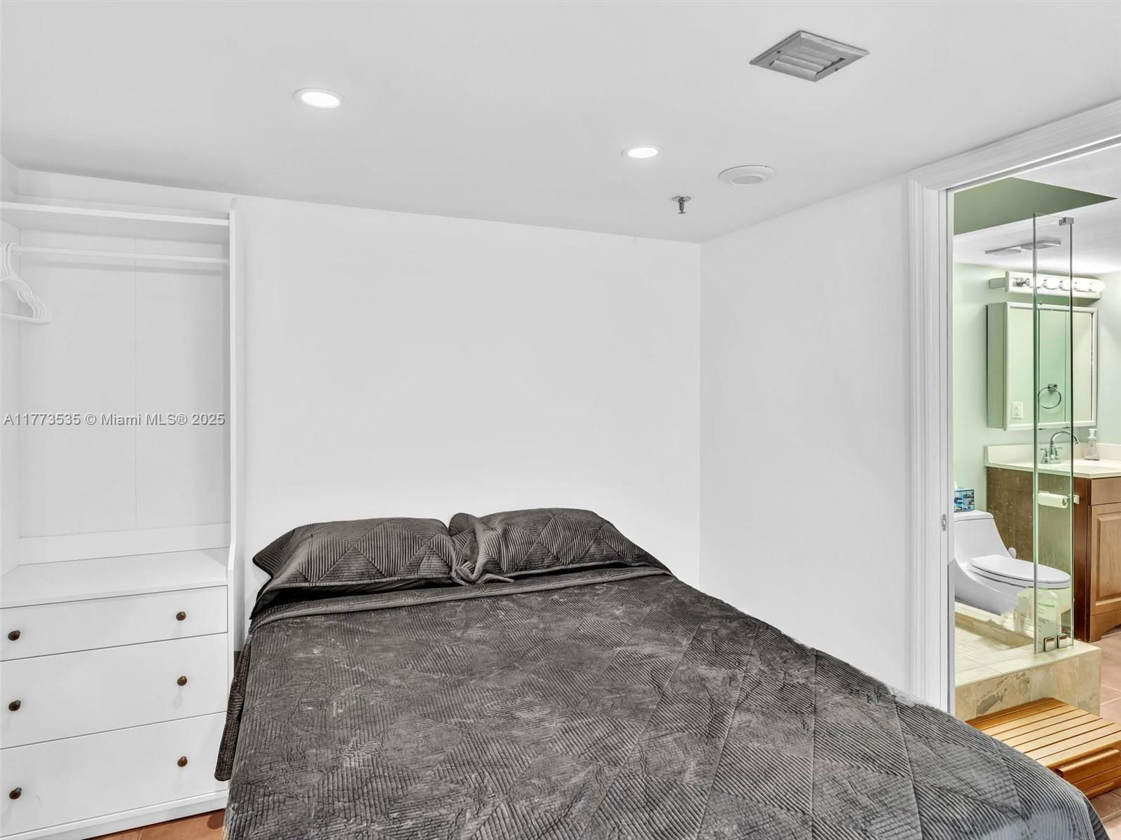 Real estate property located at 2625 Collins Ave #909, Miami-dade, Oceanfront Plaza Condo, Miami Beach, FL