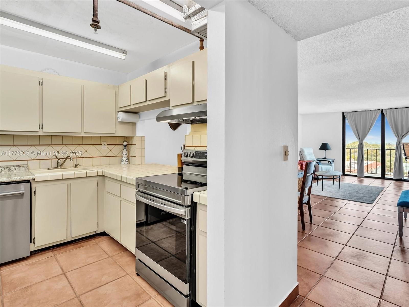 Real estate property located at 2625 Collins Ave #909, Miami-dade, Oceanfront Plaza Condo, Miami Beach, FL