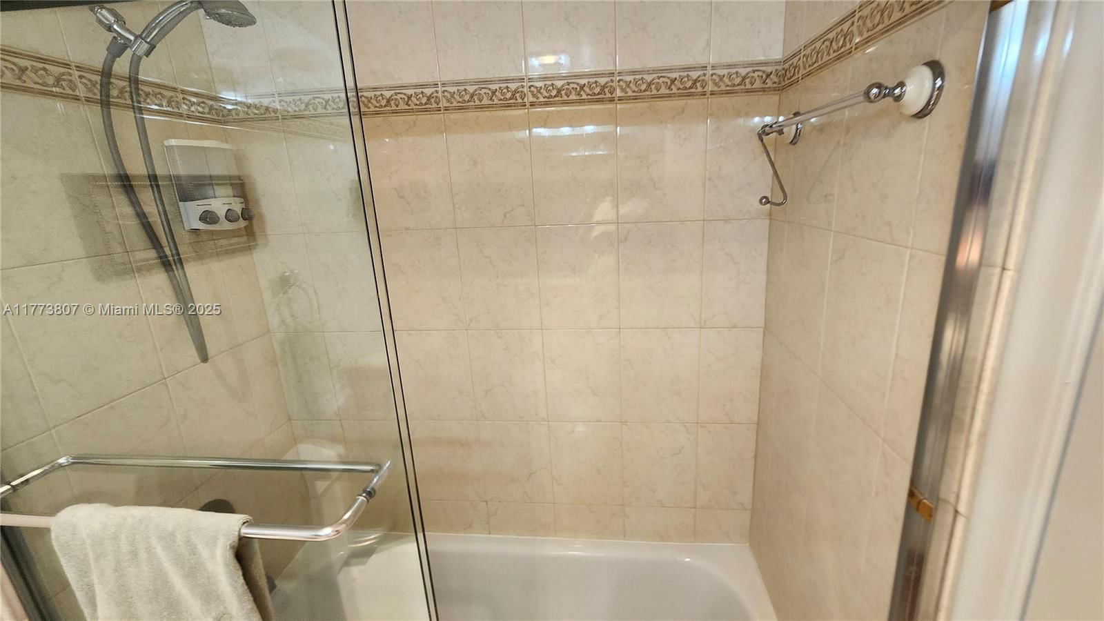 Real estate property located at 2115 Cambridge E #2115, Broward, Cambridge E Condo, Deerfield Beach, FL