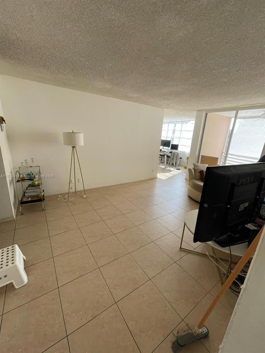 Real estate property located at 9460 Live Oak Pl #309, Broward, Live Oak Condos, Davie, FL