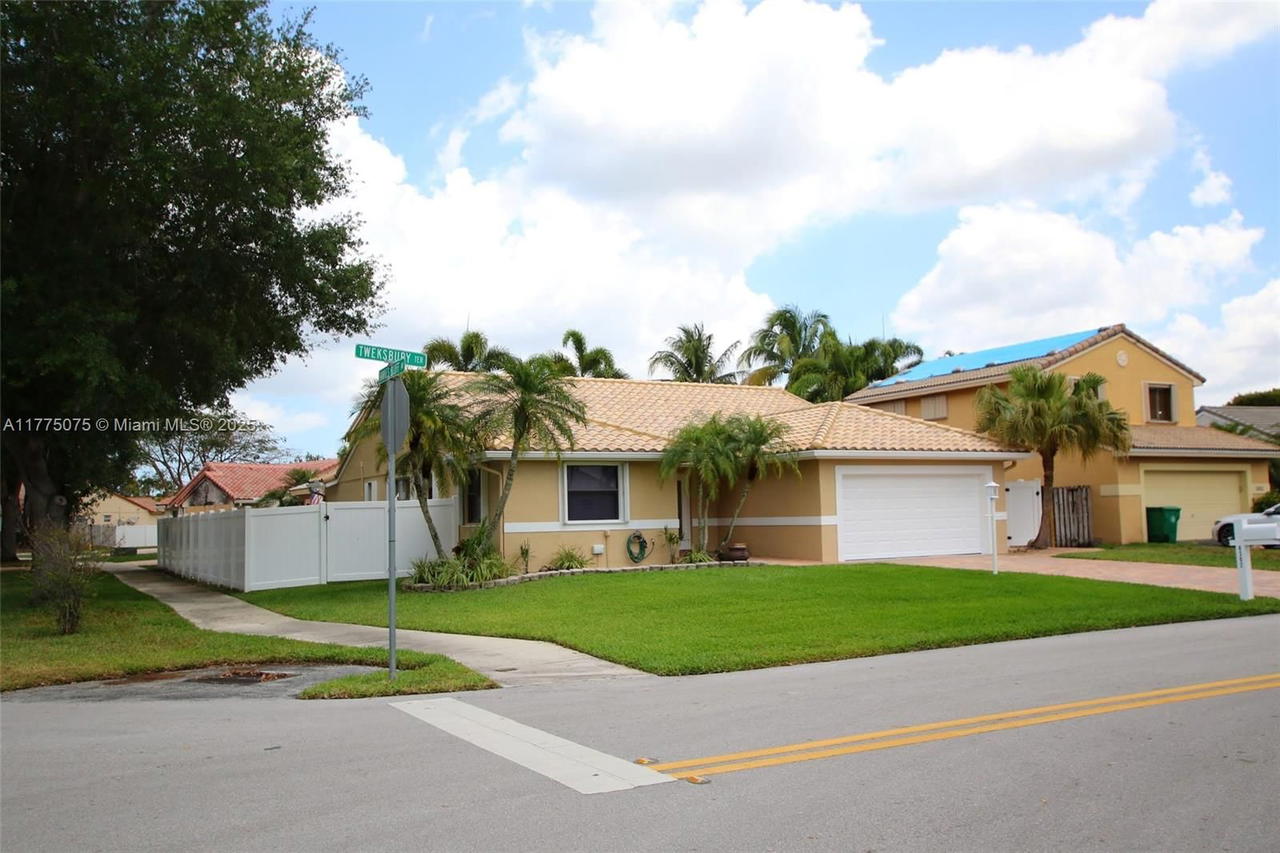 Real estate property located at 6302 Tweksbury Ter, Broward, Waverly Hundred, Davie, FL