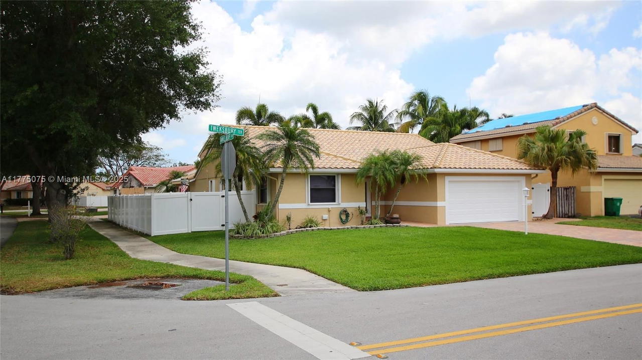 Real estate property located at 6302 Tweksbury Ter, Broward, Waverly Hundred, Davie, FL