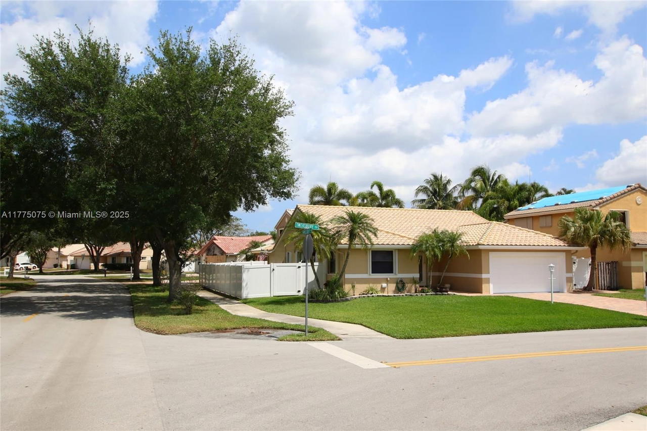 Real estate property located at 6302 Tweksbury Ter, Broward, Waverly Hundred, Davie, FL