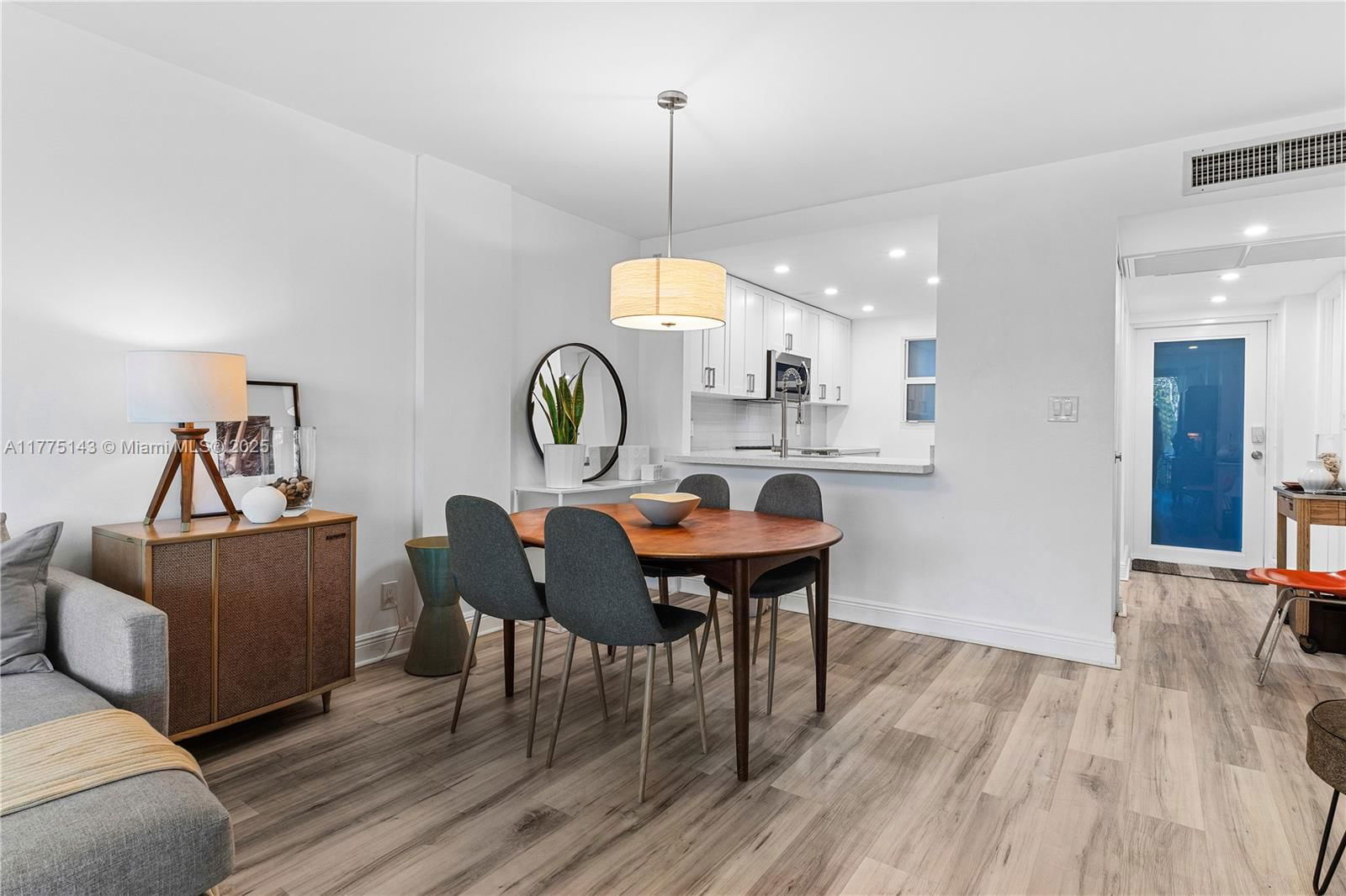Real estate property located at 121 Royal Park Dr #1E, Broward, Royal Park Condo, Oakland Park, FL