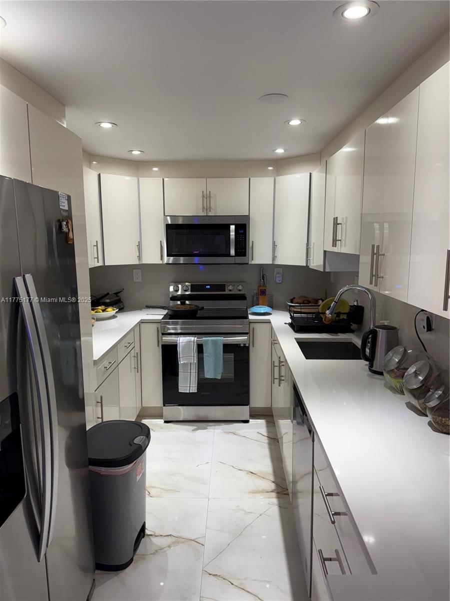 Real estate property located at 5401 Collins Ave #1016, Miami-dade, The Carriage House Condo, Miami Beach, FL
