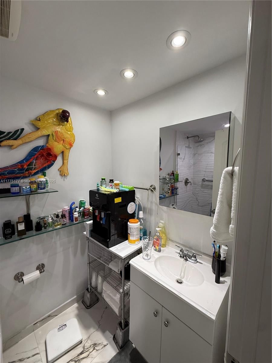Real estate property located at 5401 Collins Ave #1016, Miami-dade, The Carriage House Condo, Miami Beach, FL
