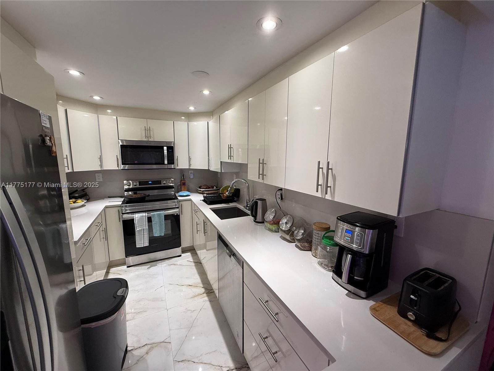 Real estate property located at 5401 Collins Ave #1016, Miami-dade, The Carriage House Condo, Miami Beach, FL