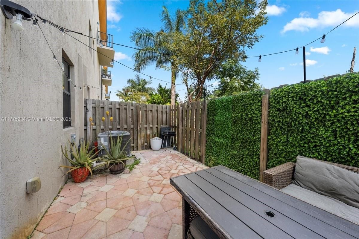 Real estate property located at 10413 82nd St #9, Miami-dade, Highland At Park Central, Doral, FL