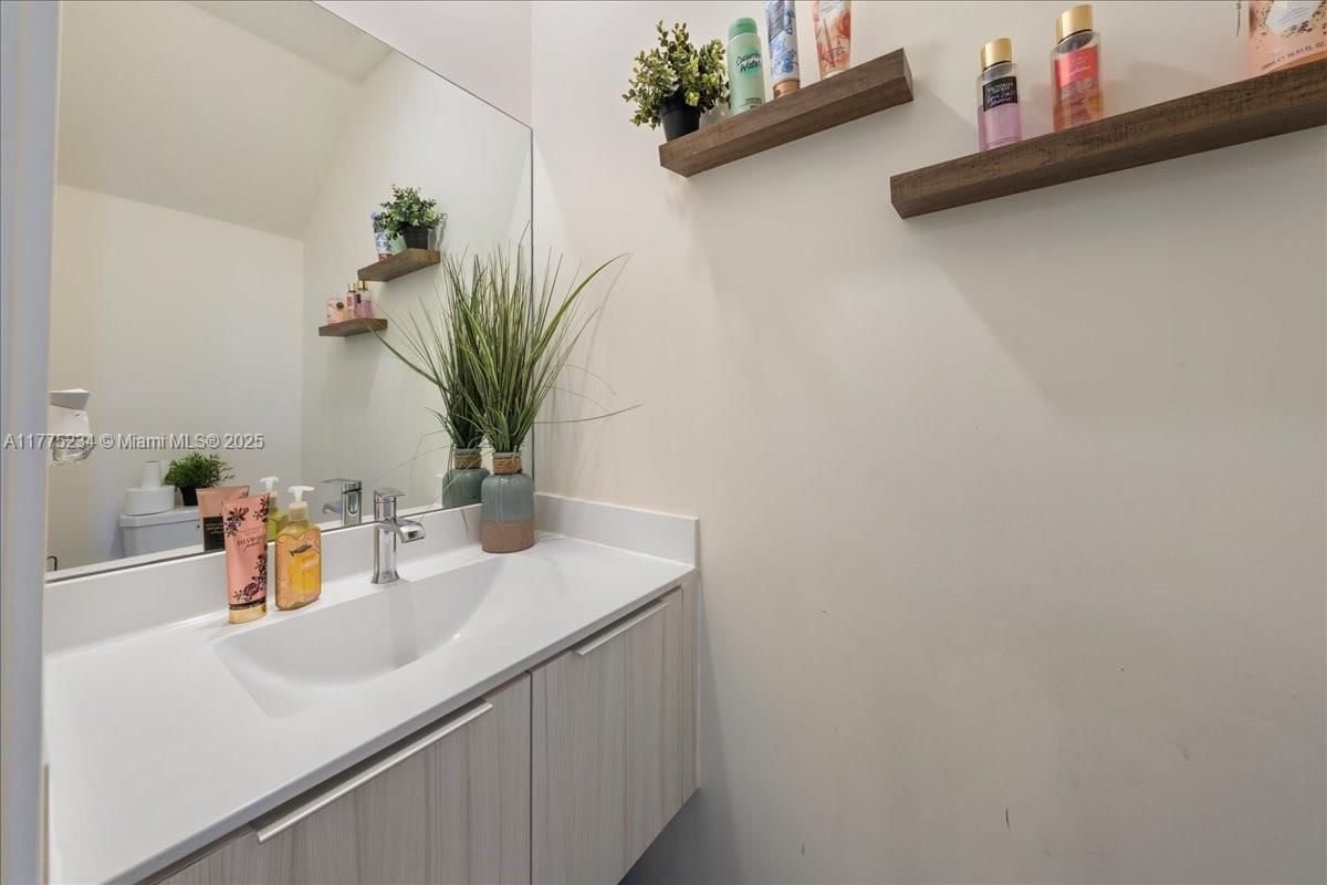 Real estate property located at 10413 82nd St #9, Miami-dade, Highland At Park Central, Doral, FL