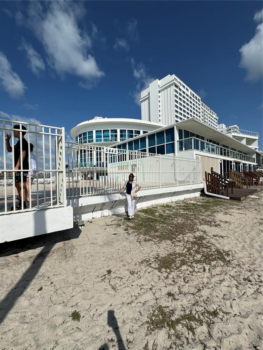 Real estate property located at 5445 Collins Ave #1520, Miami-dade, Castle Beach Club Condo, Miami Beach, FL