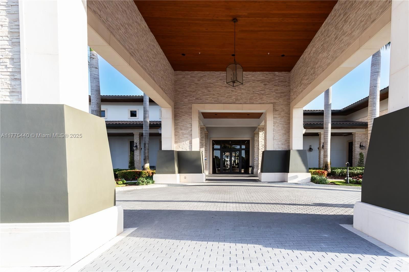 Real estate property located at 10013 89th Ter, Miami-dade, Isles At Grand Bay, Doral, FL