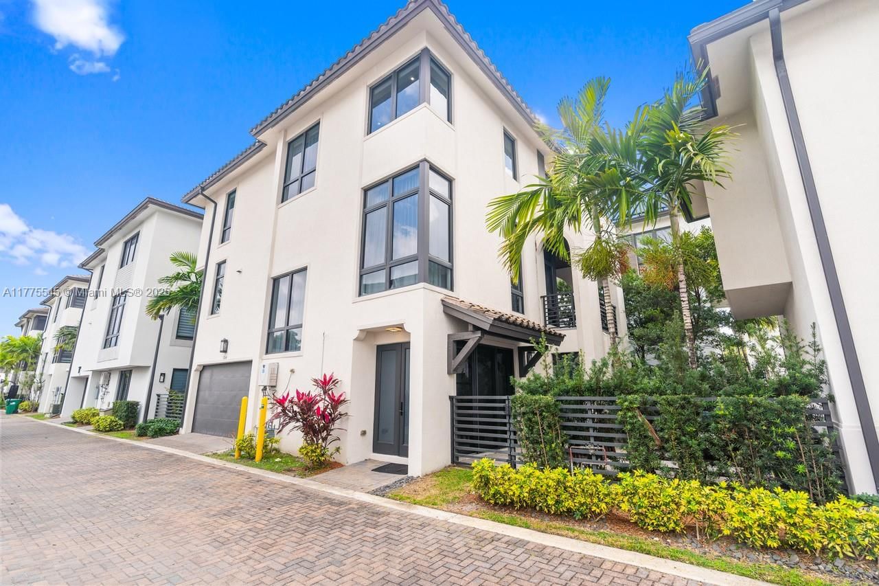 Real estate property located at 8264 48th Ter, Miami-dade, Downtown Doral South Phas, Doral, FL