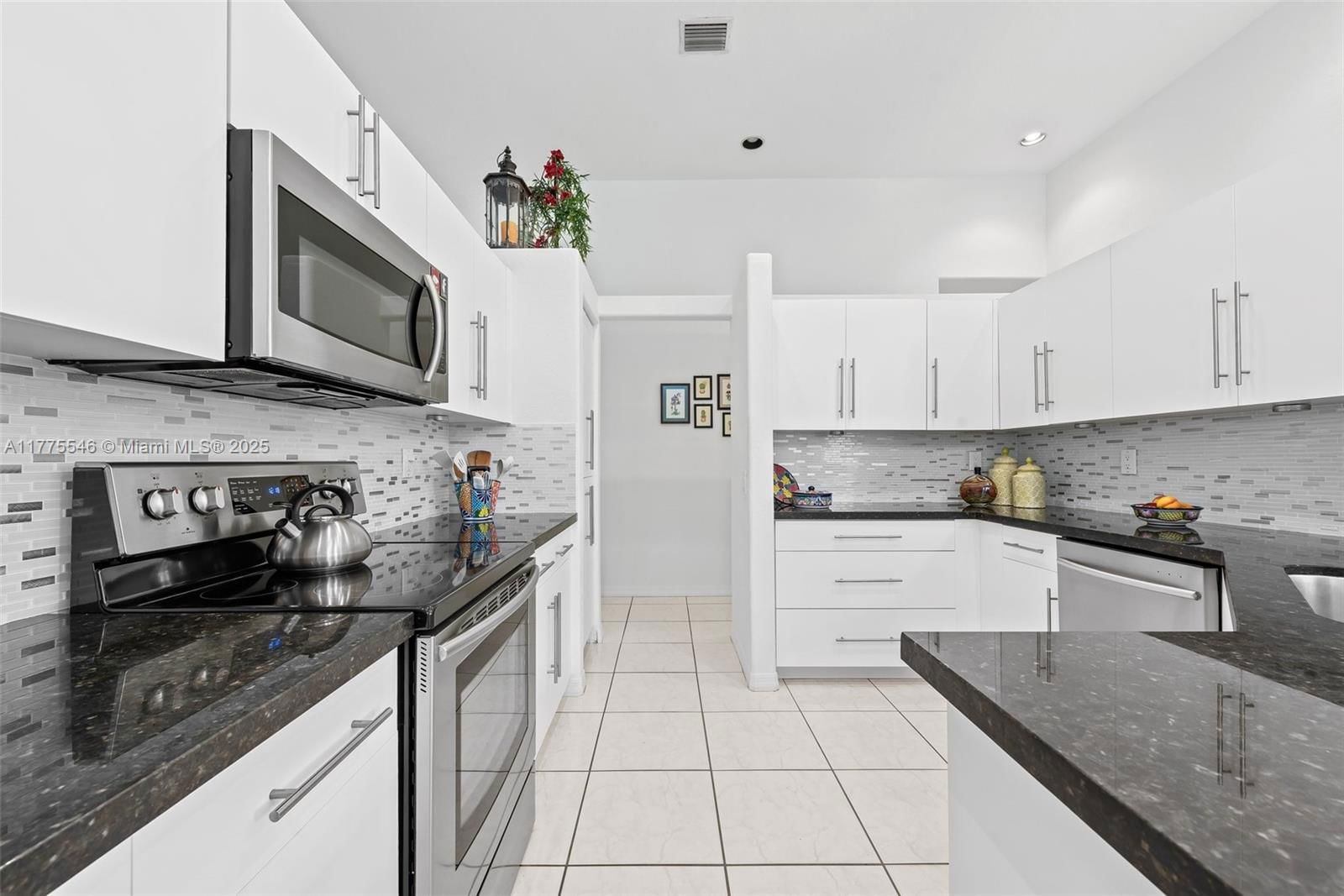 Real estate property located at 821 Crestview Cir, Broward, Sector 3 - Parcels H I J, Weston, FL