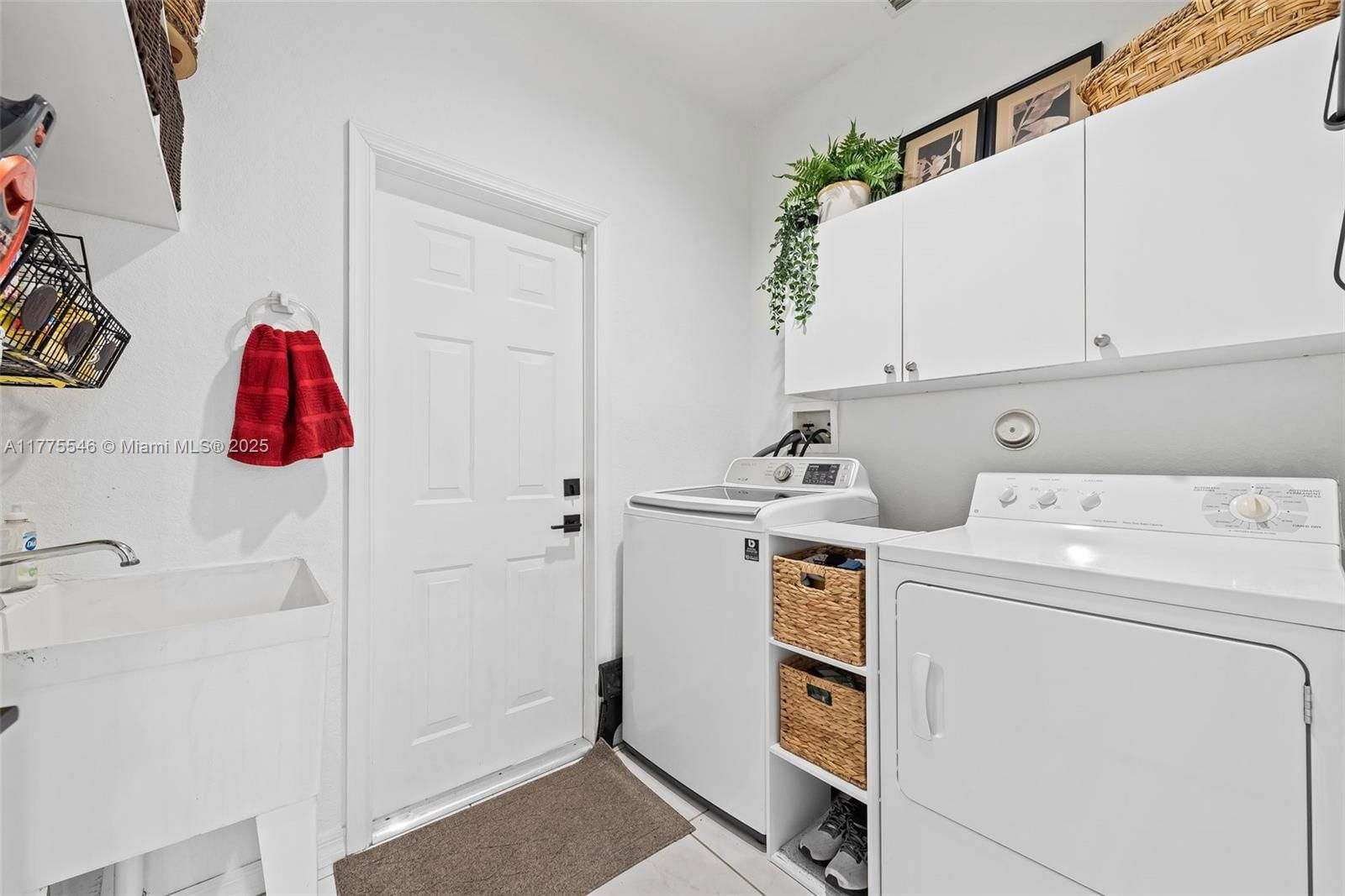 Real estate property located at 821 Crestview Cir, Broward, Sector 3 - Parcels H I J, Weston, FL