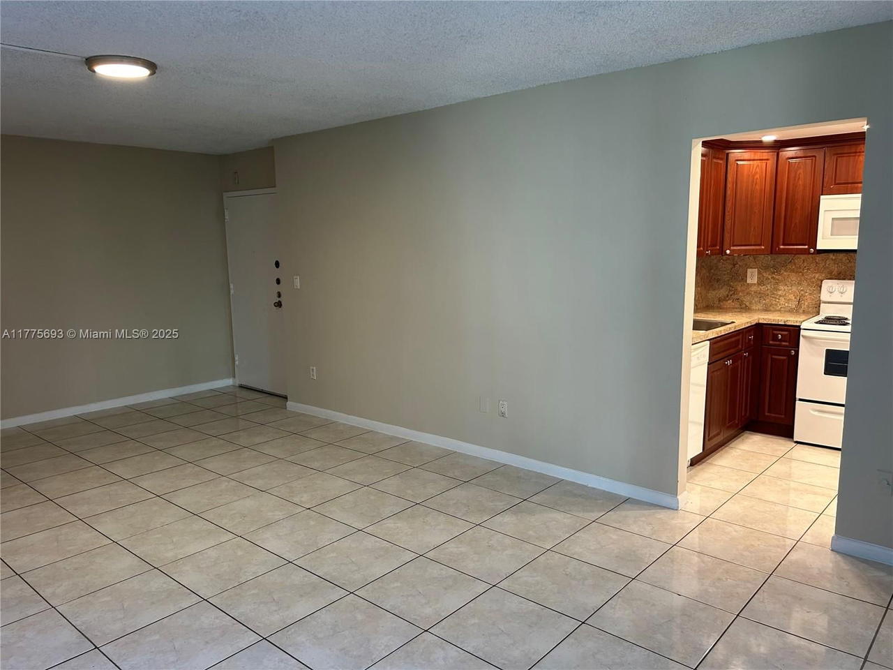 Real estate property located at 484 165th St Rd A-316, Miami-dade, Montecarlo Condo, Miami, FL