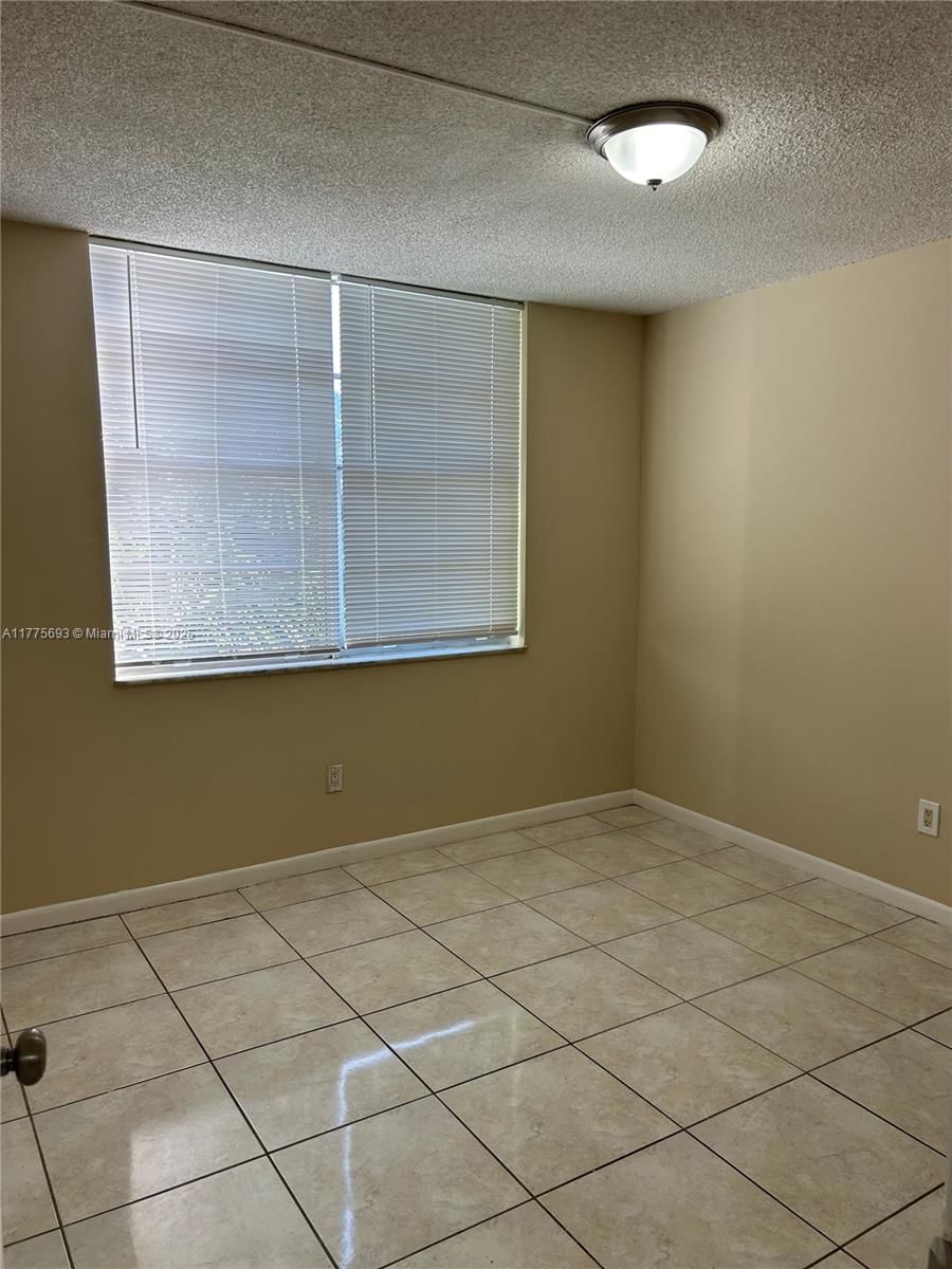 Real estate property located at 484 165th St Rd A-316, Miami-dade, Montecarlo Condo, Miami, FL