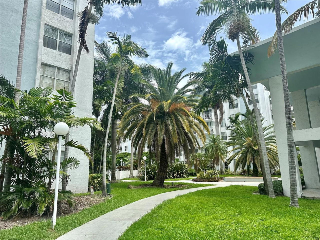 Real estate property located at 484 165th St Rd A-316, Miami-dade, Montecarlo Condo, Miami, FL