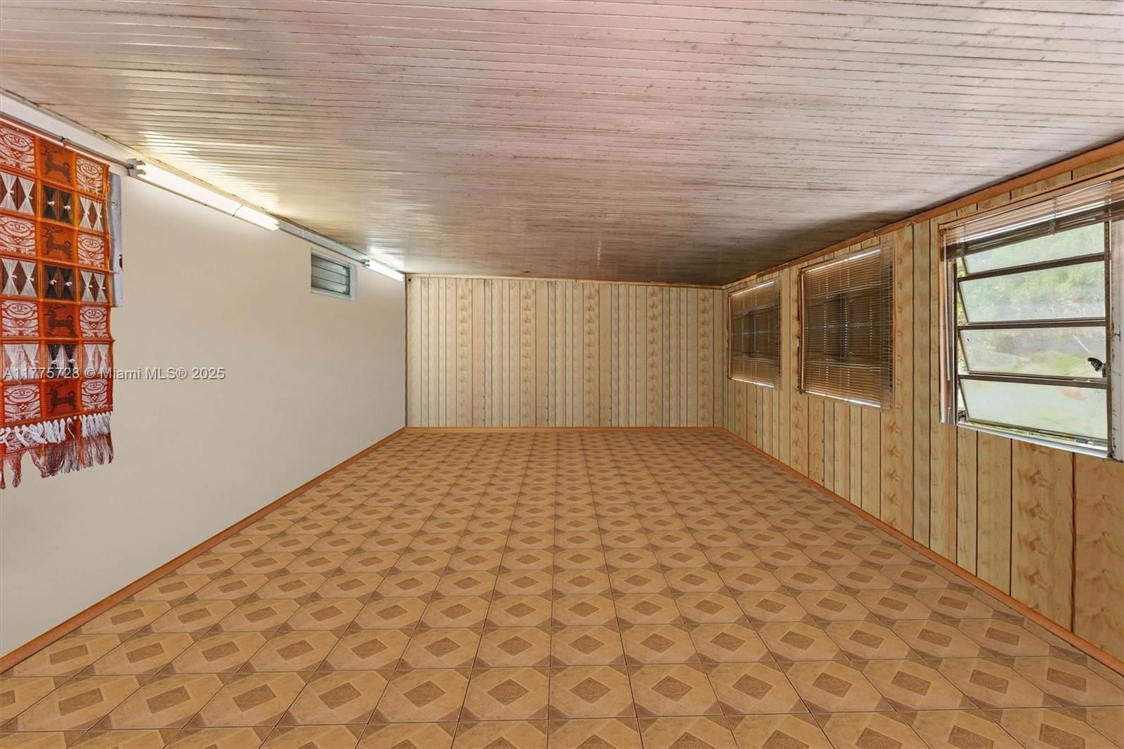 Real estate property located at 810 West Dr, Miami-dade, Opa Locka Pl No 3, Opa-Locka, FL