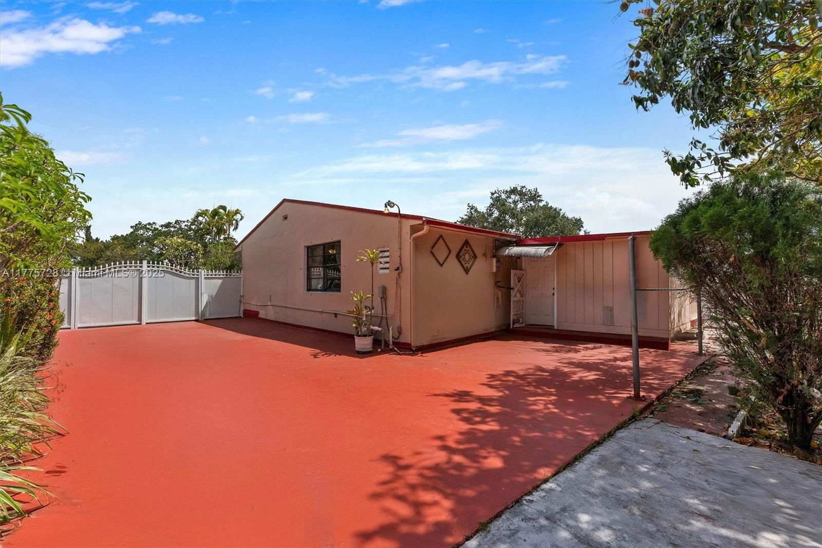 Real estate property located at 810 West Dr, Miami-dade, Opa Locka Pl No 3, Opa-Locka, FL