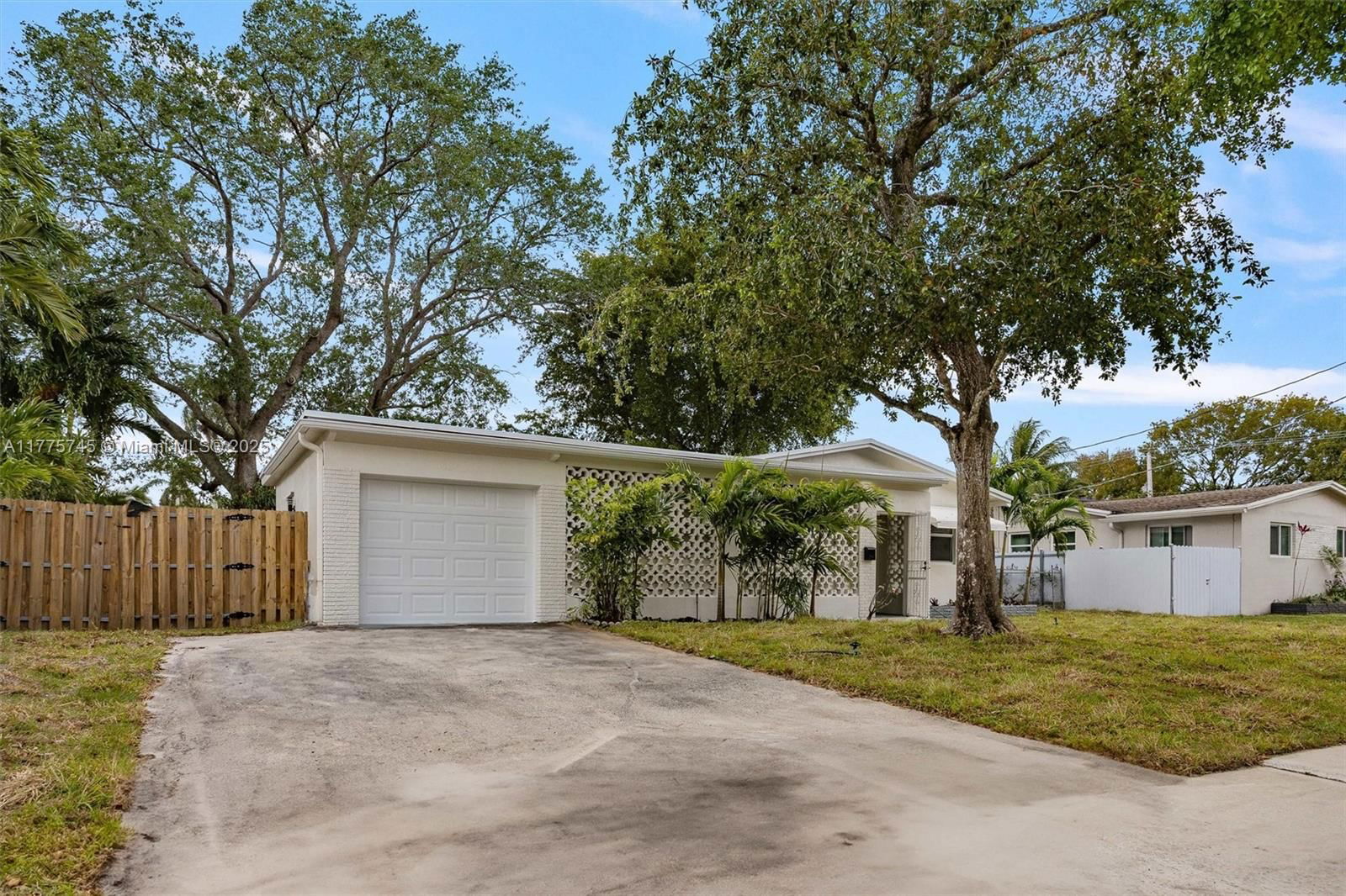 Real estate property located at 5860 13th St, Broward, Plantation Isles Sec 1, Plantation, FL