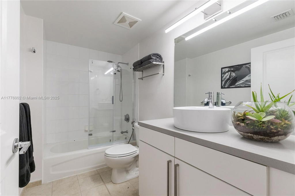 Real estate property located at 1250 Miami Ave #1206, Miami-dade, Vue At Brickell Condo, Miami, FL