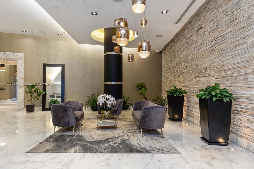 Real estate property located at 1250 Miami Ave #1206, Miami-dade, Vue At Brickell Condo, Miami, FL