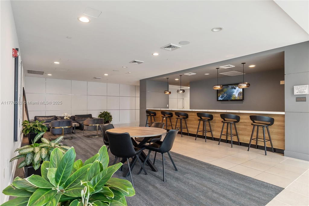 Real estate property located at 1250 Miami Ave #1206, Miami-dade, Vue At Brickell Condo, Miami, FL